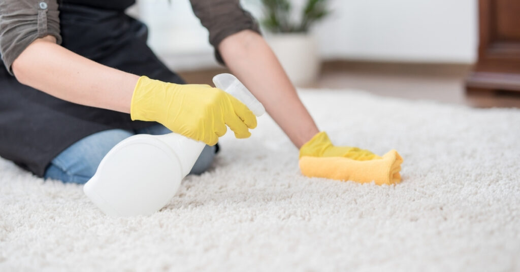 oksennuksen siivoaminen lattialta