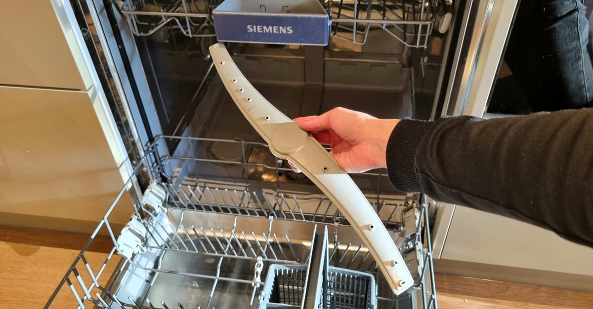 Astianpesukoneen suihkuvarsien puhdistus