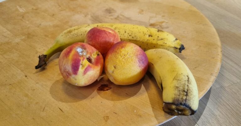Banaanikärpäset ylikypsän banaanin ympärillä