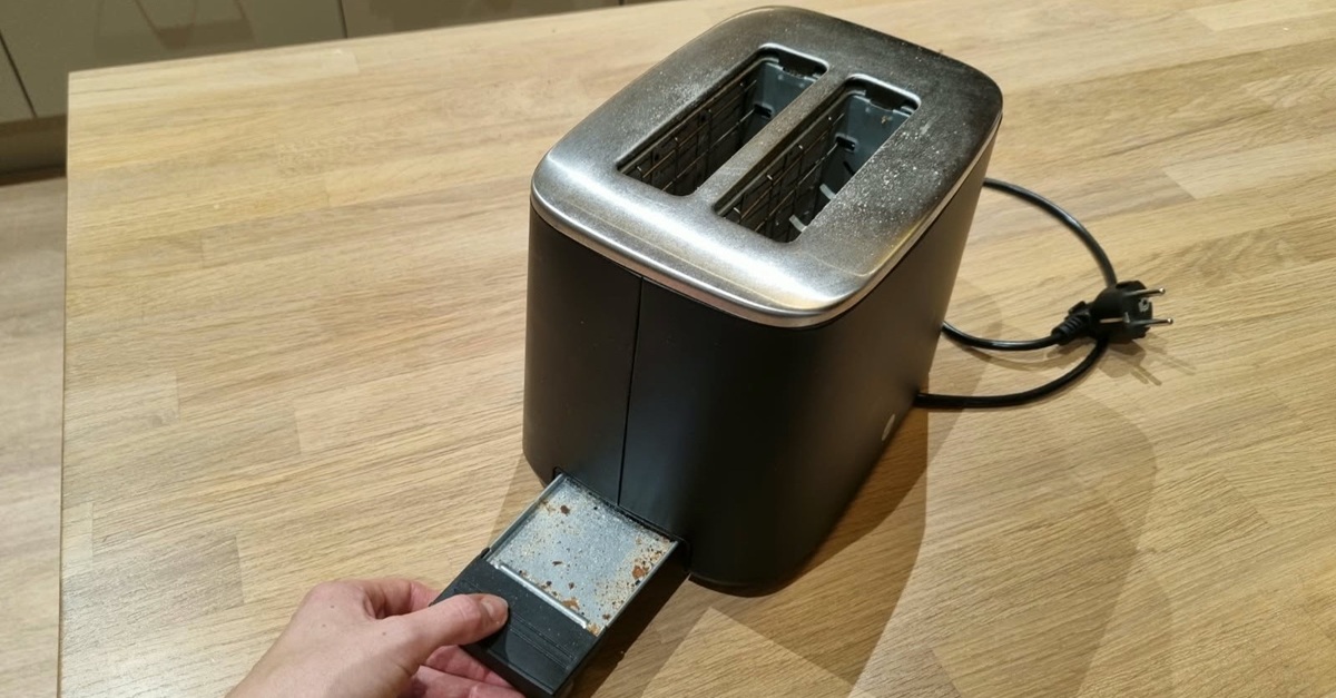 Leivänpaahtimen puhdistus murulaatikko
